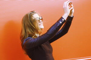 selfie-mulher-laranja-abre.jpg