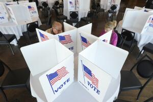 ¿Puedo salir del trabajo para votar en California?