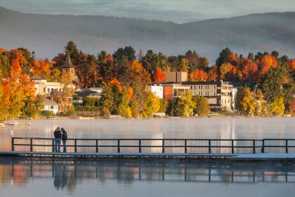 <b>15. Lake Placid, Nueva York.- </b>Esta pequeña ciudad de 2,269 habitantes se dio a conocer cuando en 1980 fue sede de los Juegos Olímpicos de Invierno. A partir de entonces, este lugar se ha convertido en uno de los favoritos para los entusiastas de los deportes como hockey, patinaje sobre hielo e incluso trineos tirados por perros. <br>
