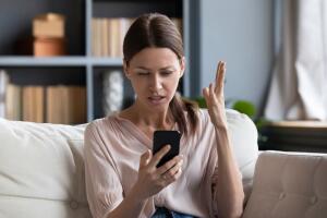chica-frustrada-enojada-viendo-celular.jpg