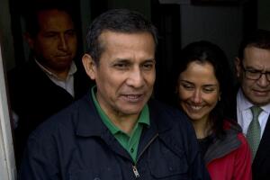 El expresidente de Perú, Ollanta Humala, y su esposa Nadine Heredia a la salida del Partido Nacional donde se reunieron con sus abogados, en Lima, el jueves 13 de julio de 2017.