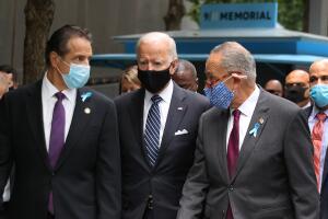Desde la izquierda: el gobernador de Nueva York Andrew Cuomo, el candidato presidencial Joe Biden y el senador Charles Schumer, todos demócratas, llegan a la ceremonia para conmemorar los ataques terroristas del 2001, el 11 de septiembre del 2020 en Nueva York.