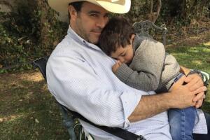 Eduardo Capetillo vela el sueño de su hijo.