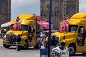 Quinceañera se hace viral al llegar a su misa en un tráiler amarillo.