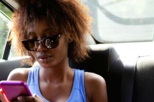 mulher-no-taxi-uber.jpg