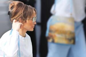 JLo se olvida de su bolso Dior favorito y la captan con uno nuevo: un Louis Vuitton
