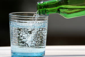 agua-com-gas-garrafa.jpg