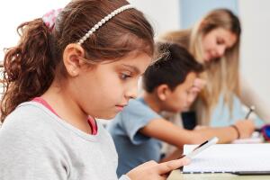 Propuesta busca prohibir uso de teléfonos celulares en las escuelas de Arizona