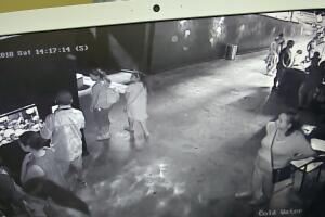 Sospechosos sacan a un tiburón en una carriola de bebé