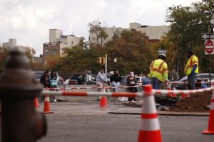 Mujeres migrantes a la espera de que alguien les ofrezca trabajo en una parada en Nueva York. 