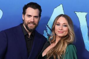 Henry Cavill y su novia Natalie Viscuso premiere Avatar The Way of Water 2.jpg