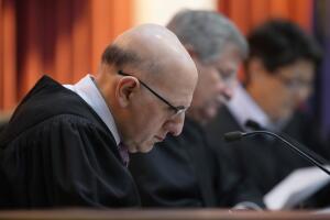 Jueces de la Corte Suprema de Colorado en sesión el miércoles 6 de diciembre de 2023 en Denver. 