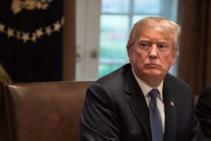 Trump vuelve a estar en el centro de un rumor "congelado" por un acuerdo de exclusividad del diario sensacionalista The National Enquirer.