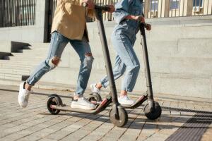 Ciudades de California refuerzan regulaciones para reducir accidentes en scooters eléctricos