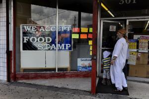Un local en Belle Glade, Florida, con un letrero que anuncia que aceptan cupones de comida.