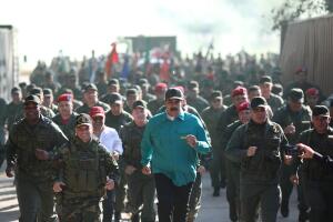 Maduro corriendo con militares
