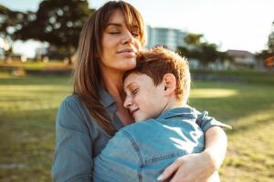 abrazo-mama-e-hijo-adolescente-familia.jpg