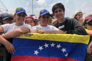 estefania y familia en concierto.jpeg