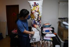 japonés con dakimakura.jpg