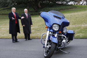 Donald Trump y Mike Pence frente a una motocicleta Harley Davidson frente a la Casa Blanca, cuando se reunieron con ejecutivos de la marca en 2017. 