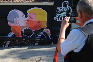 Muñecos, murales, carteles... Donald Trump y Vladimir Putin están 'juntos' por el mundo