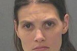 CAROL ANN CORONADO. (California) El 20 de mayo de 2014 en las afueras de Los Ángeles, la mujer de 32 años mató a sus hijas Xenia (2 meses), Yazmine (16 meses) y Sophia (2 años) cortándoles sus gargantas y luego apuñalándolas en el corazón. También planeaba matar a su marido (que estaba buscando divorciarse), pero su madre la halló los cuerpos de las niñas antes. Fue sentenciada a tres períodos de prisión consecutivos sin posibilidad de libertad condicional, a pesar de su pedido de clemencia por salud mental.
