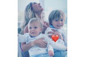 Anahí junto a sus hijos