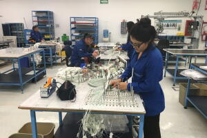 Trabajadores mexicanos realizan labores en una compañía de ensamblaje