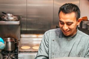 Chef hispano recupera su libertad tras ser arrestado por ICE en Nueva Jersey.