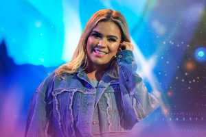 Karol G canta Créeme