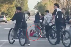 Grupo de ciclistas adolescentes atacó brutalmente a un hombre en Los Ángeles