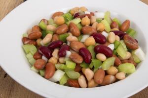 Como-preparar-una-saludable-y-fresca-ensalada-de-tres-frijoles-2