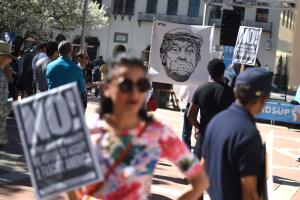 Trump protesta