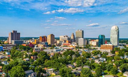 <b>Puesto 15: Winston-Salem, Carolina del Norte.</b> Su costo de la vida es bajo y en el centro de la ciudad hay cervecerías artesanales, museos y tiendas. Podría pasar días recorriendo sus jardines históricos o conducir un poco hacia el norte y disfrutar de dos parques estatales. También hay un distrito artístico lleno de murales, muy apropiado para los que gustan de publicar fotografías en Instagram.