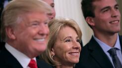 Betsy DeVos protege los derechos de los acusados de agresión sexual en las nuevas guías escolares