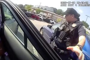 Hombre roba auto con menor al interior