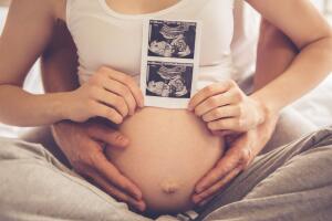 Cropped,Image,Of,Beautiful,Pregnant,Woman,And,Her,Handsome,Husband