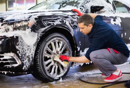 <b>1. Prepara el carro</b>:
<br>
<br>- Lo primer que hay que hacer es
<b> lavar el carro a mano </b>muy cuidadosamente. Cuando la suciedad se mezcla con la pulitura puede causar un pegoste dificil de limpiar.
<br>- También trata de limpiar el carro en un lugar sombreado ya que el
<b>deberá permanecer húmedo durante el proceso de pulitura</b> y hay que evitar que el auto se seque al sol.
<br>- Protege todas las superficies donde no quieras que caiga pulitura, incluso en los alrededores del vehículo.
<br>