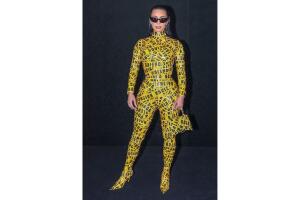 Kim-Kardashian-Look-cintas-de-seguridad-balenciaga-fashion-week-paris-2022-3.jpg