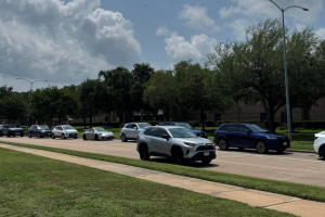 paquete sospechoso escuela católica Sugar Land