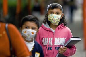gobernador greg abbott mascarillas covid-19 escuelas 