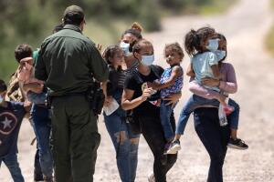 Aumentan los cruces de migrantes por la frontera sur de Texas.