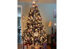 Árbol de Navidad negro decorado con tonos lila y púrpura