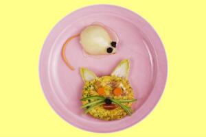 crianca-comer-peixe-gato-rato.jpg
