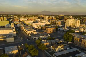 El sol de la tarde golpea la arquitectura y el paisaje alrededor de Bakersfield, California