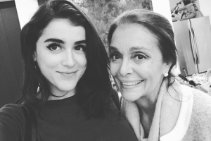 cassandra y mama.PNG