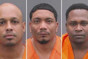 Autoridades acusan a los detenidos de robo a residencias y uso de licencias de conducir fraudulentas.