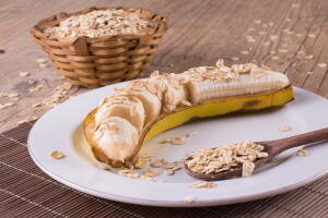 Banana fatiada em prato com aveia