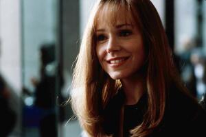Frances O'Connor es Alison en Al diablo con el diablo. Grosby.jpg