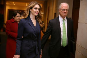La directora de estrategia de Comunicación de la Casa Blanca, Hope Hicks, (izquierda) el 27 de febrero de 2018 en en el Capitolio, antes de testificar ante el Comité de Inteligencia de la Cámara Baja por la investigación en curso sobre la interferencia rusa en las elecciones de 2016. 